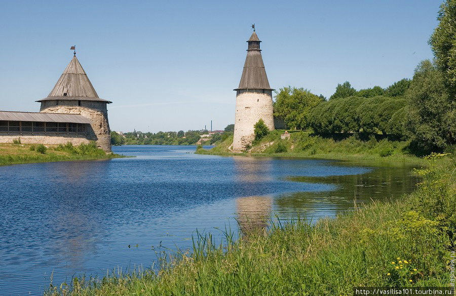 В наши дни на реке Пскове стирают коврики, а пейзаж с башнями портят трубы завода Псков, Россия