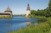 В наши дни на реке Пскове стирают коврики, а пейзаж с башнями портят трубы завода