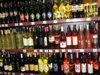 А виноградные вина вполне доступны по цене. Нормально красное или белое сухое вино мы покупаем по 13 — 14 лир.