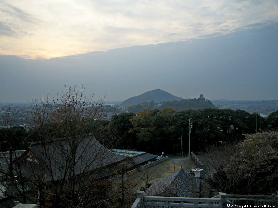 Вид на город Инуяма. На ближайшей горе видна старая крепость Инуяма. Инуяма, Япония
