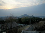 Вид на город Инуяма. На ближайшей горе видна старая крепость Инуяма.