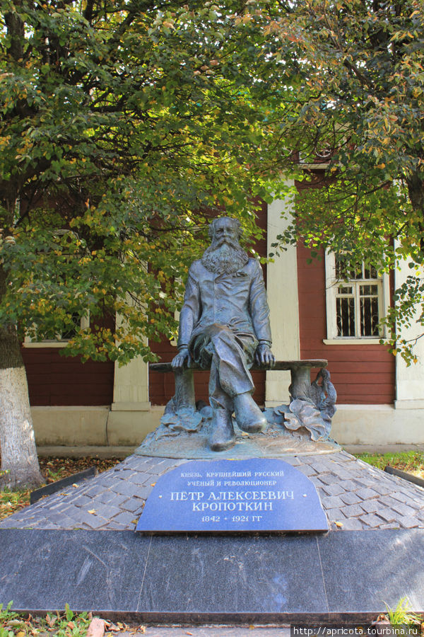 памятник Кропоткину возле его дома Дмитров, Россия