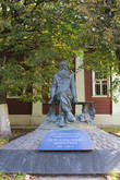 памятник Кропоткину возле его дома