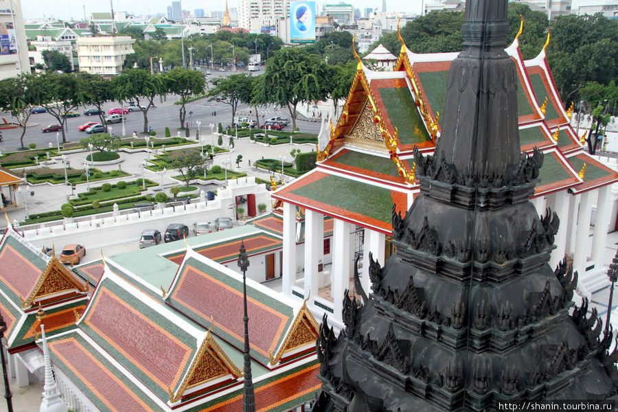 Вид на крышу Королевского павильона Вата Ратчанатдарам с Лоха Прасат Бангкок, Таиланд