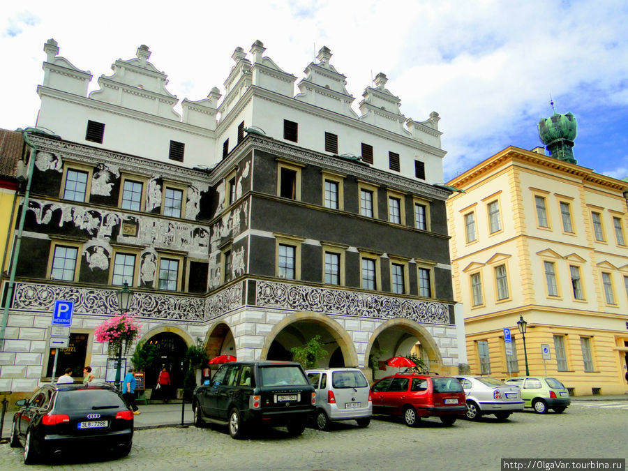 На площади много примечательных зданий. Вот одно из них — У черного орла с рисунками, выполненными в стиле граффити Литомержице, Чехия