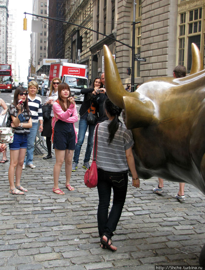 «Атакующий бык» — самый фотографируемый объект Нью-Йорка Нью-Йорк, CША