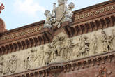 Фриз главного фасада арки со скульптурой Джозефа Рейнеса Барселона приветствует нации