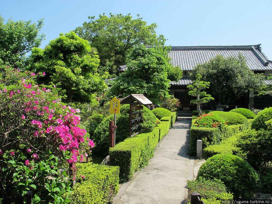 Один из храмовых дворов Конан, Япония
