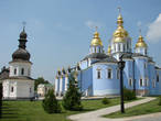 Вид с востока на собор Св. Михаила и Трапезную церковь Иоанна Богослова