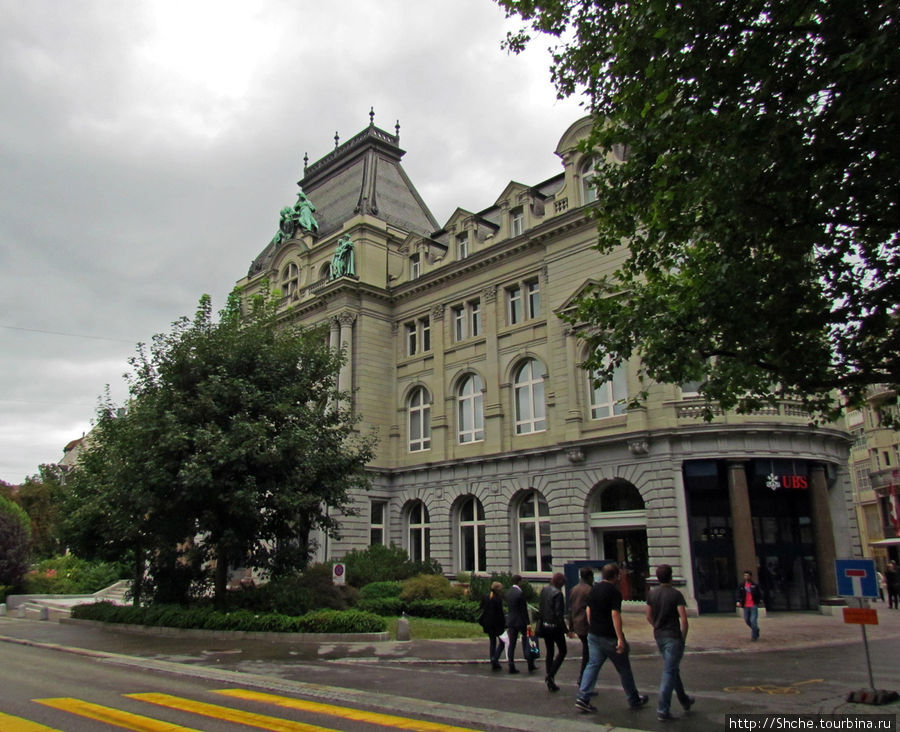Здание на площади, на которой расположен фонтан Broderbrunnen (см. отдельный альбом) Санкт-Галлен, Швейцария