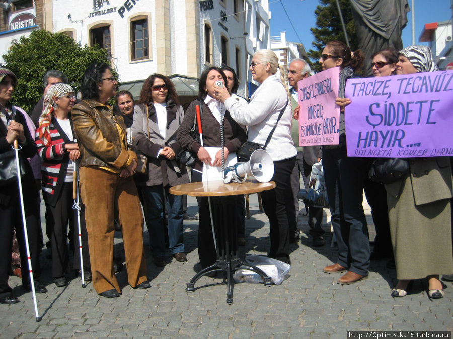 Новое выступление женщин по случаю 8 марта. Митинг в центре Анталия, Турция