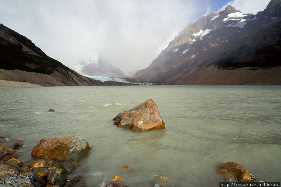 Чаще всего озеро не спокойно. Находиться на его берегу не уютно. Аргентина