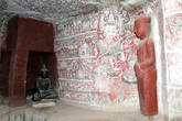 Статуя Будды и фрески. Пещеры По Вин Даунг