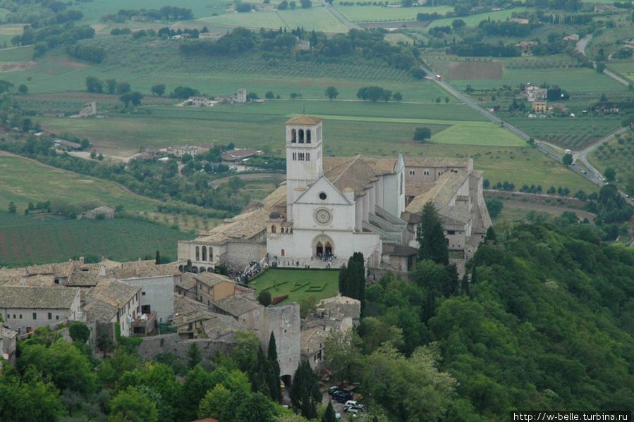 Базилика Святого Франциска, хранящая мощи Св.Франциска и фрески Джотто. Умбрия, Италия