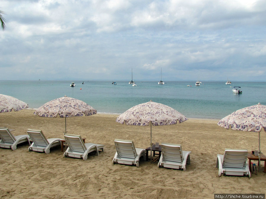 пляж с бесплатными зонтами и лежаками Нуси-Бе, Мадагаскар