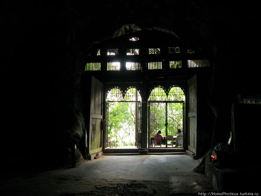 В верхней пещере Бан-Пак-Оу, Лаос