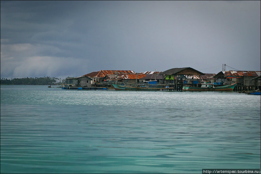 Деревня Балаи, расположенная на одноименном острове, является главным торговым и перевалочным центром архипелага. Суматра, Индонезия