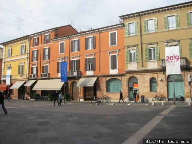 Архитектура главной площади — и на ее фоне сразу ясно, что на главной площади кипит общественная жизнь: флаги Евросоюза, призывы побороться за звание культурной столицы Европы в 2019 году и еще какие-то лозунги Равенна, Италия Архитектура главной площади — и на ее фоне сразу ясно, что на главной площади кипит общественная жизнь: флаги Евросоюза, призывы побороться за звание культурной столицы Европы в 2019 году и еще какие-то лозунги Равенна, Италия
