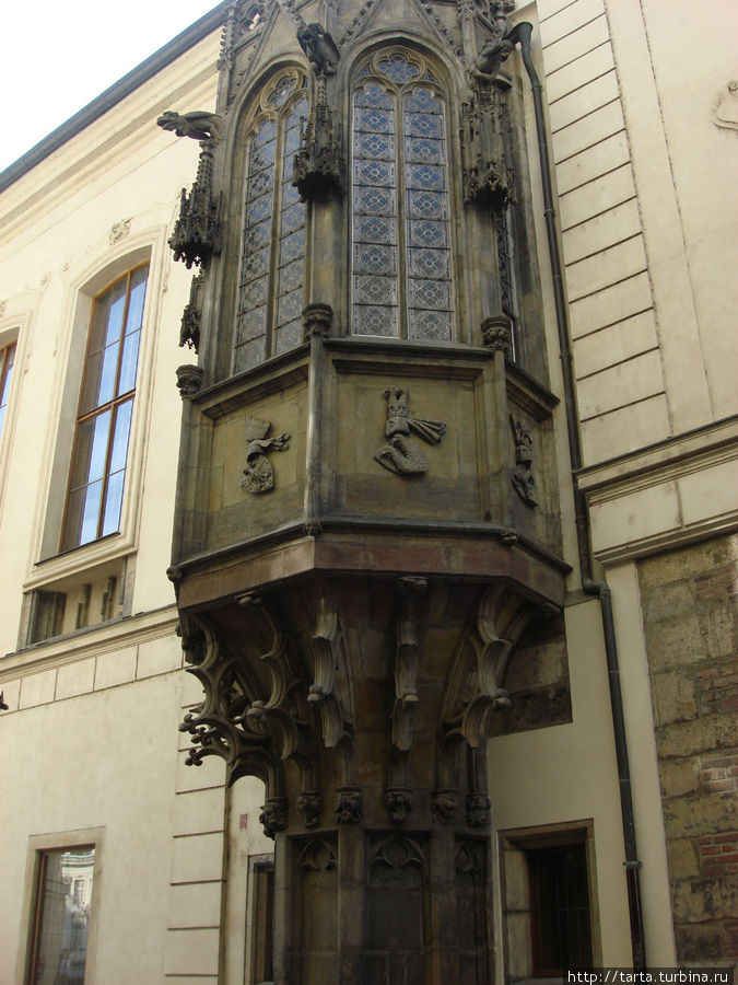 Фрагмент здания 1-го университета Европы Прага, Чехия
