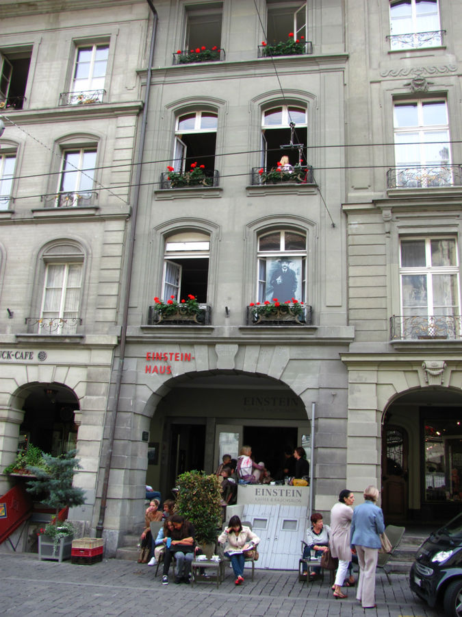 В доме, где жил Эйнштейн, теперь музей и ресторанчик. Берн, Швейцария