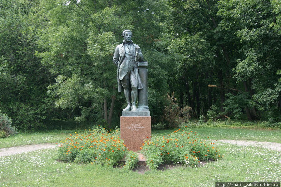 Памятник Болотову А.Т. Являлся смотрителем парка в течении 20 лет. Богородицк, Россия