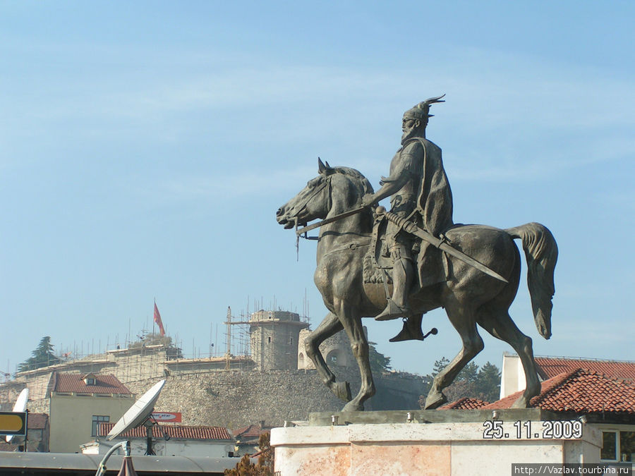 Панорама памятник и местной крепости Скопье, Северная Македония