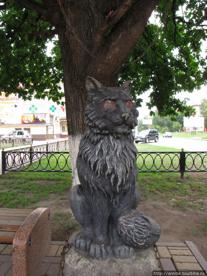 Кот учёный под дубом на площади Молодежи (недалеко от фонтана). Раменское, Россия