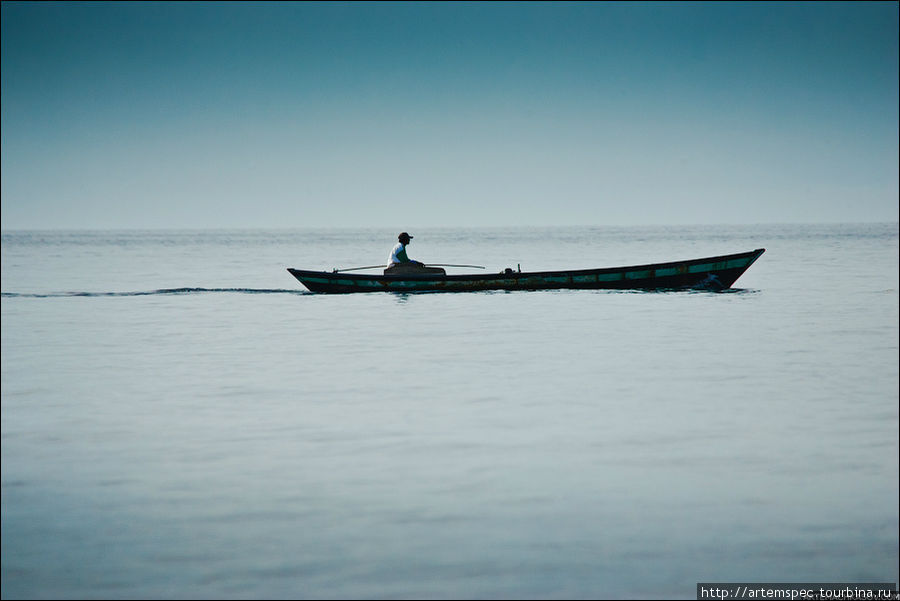 Океан местами почти сливается с нависшими над водной рябью грозовыми тучами. Суматра, Индонезия