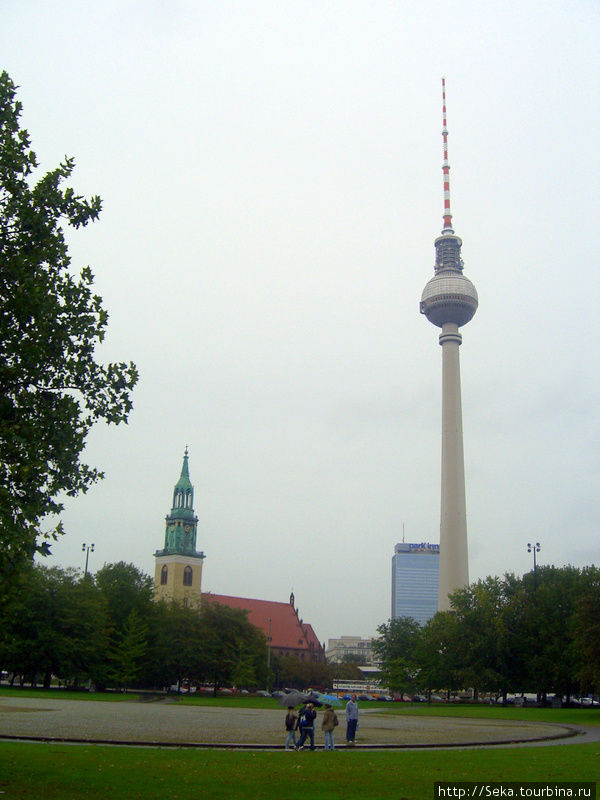 Церковь Св. Девы Марии и Берлинская телебашня Берлин, Германия