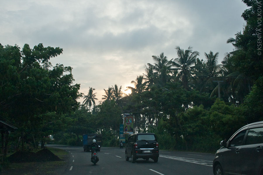 Утреннее небо, почти сразу после рассвета Бали, Индонезия