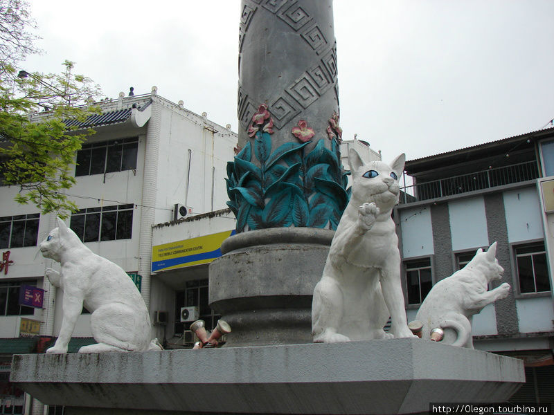 Памятника Кучинга посвящены кошкам Кучинг, Малайзия