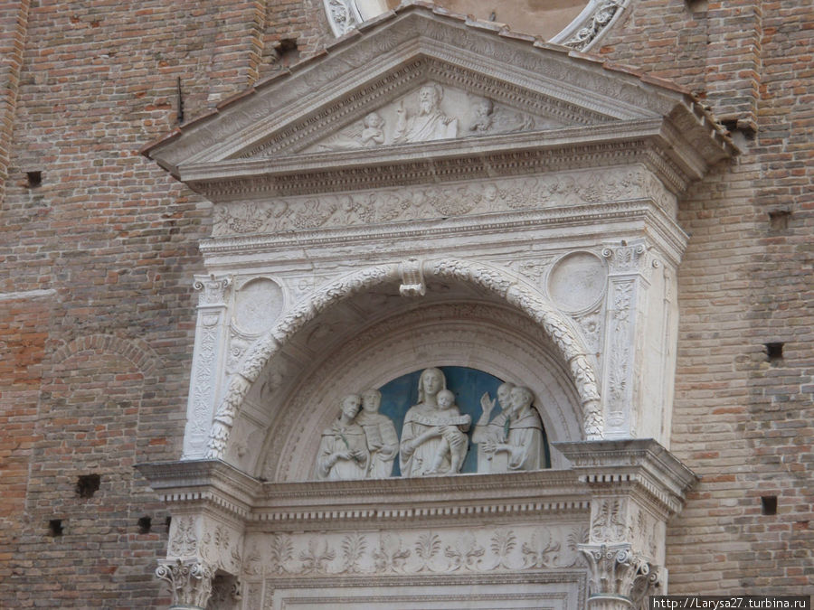 Барельеф Луки делла Роббиа на церкови Сан-Доменико Урбино, Италия