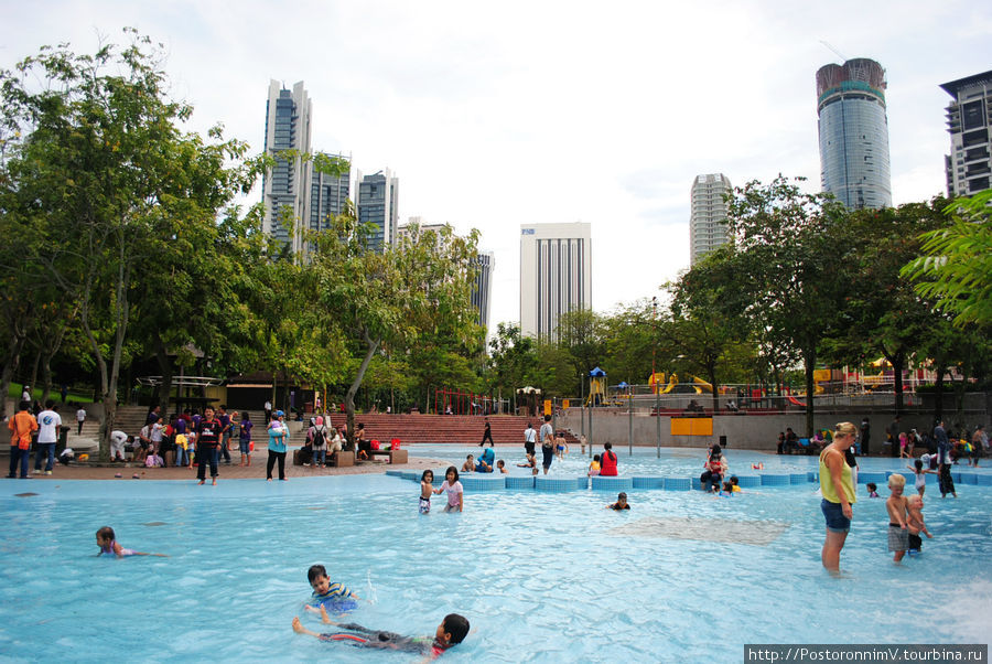 А вот и бассейн. Куала-Лумпур, Малайзия