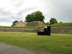 Перед входом в крепость. Модерн на фоне крепостных стен.