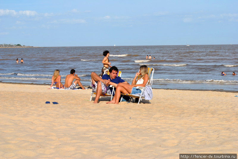 У местных жителей принято приходить на пляж со своими стульчиками Монтевидео, Уругвай