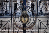 На воротах символ президентской власти