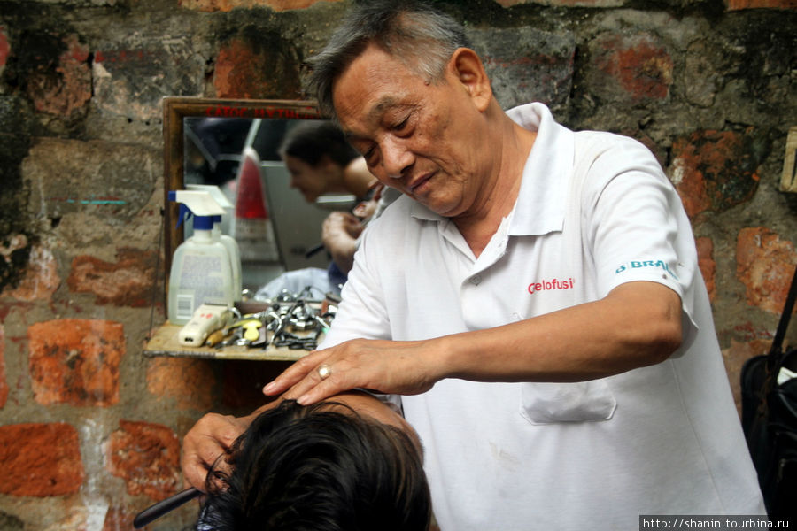 Уличная парикмахерская под открытым небом Ханой, Вьетнам