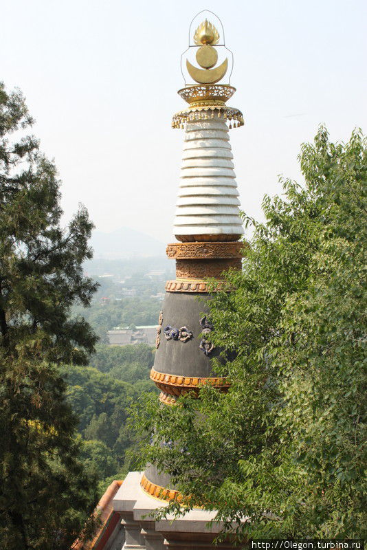 Холм Долголетия, застроенный храмами и пагодами Пекин, Китай