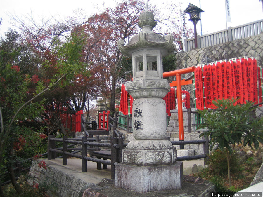 алтарь богине Инари на территории храма Инуяма, Япония