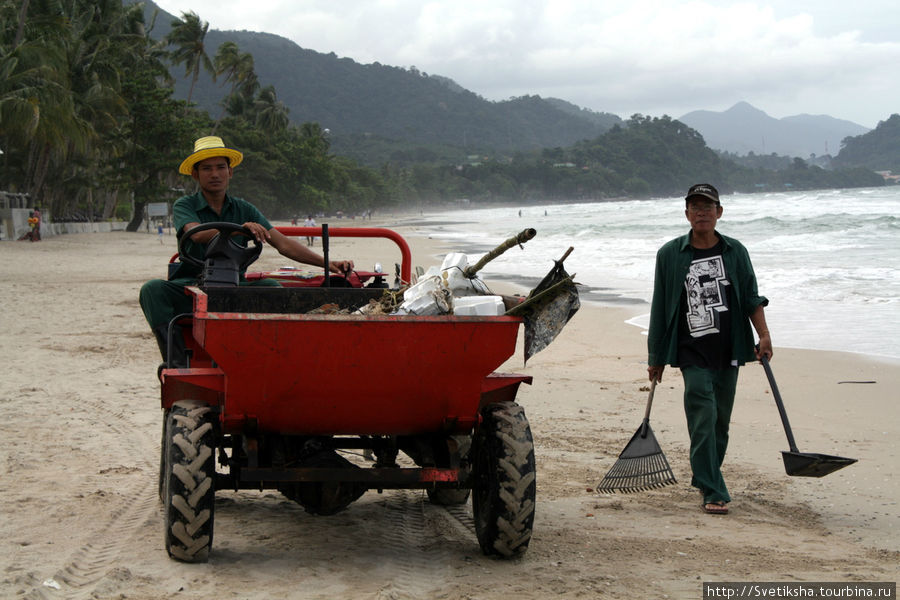 Уборщики мусора на пляже Остров Чанг, Таиланд