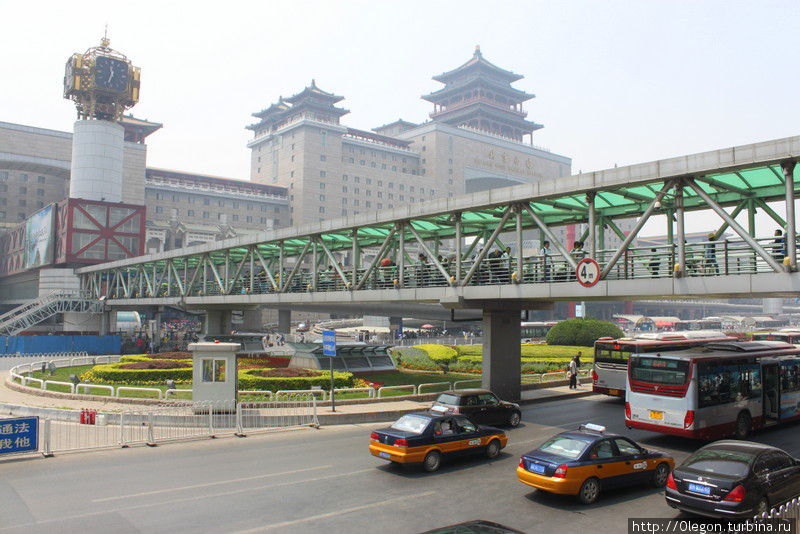 Пешеходный мост к вокзалу Пекин, Китай