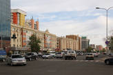 60. Старые жилые дома обновлены новыми фасадами, так же как и в Алматы. Даже цвета те же.