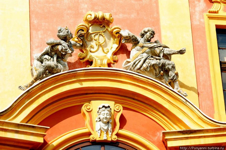 Фрагмент фасада в монограммой великого герцога. Людвигсбург, Германия
