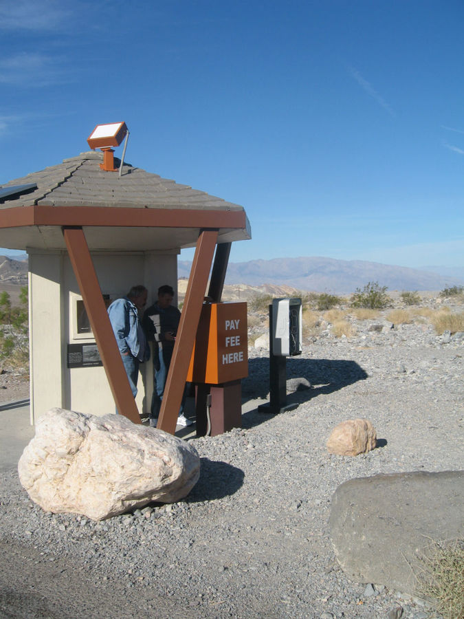 Будка, где платят за въезд в Долину смерти Национальный парк Долина Смерти, CША