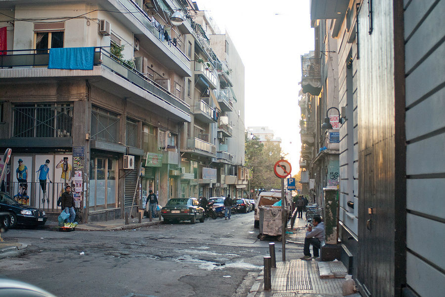 Это самая обычная улица для среднего класса. Приблизительно так выглядят большинство улиц столицы. Афины, Греция