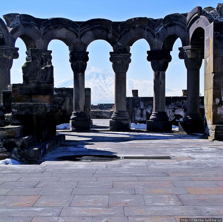 Храм Бдящих Сил был назван Звартноцем не случайно: зварт по-армянски означает украшенный. Действительно, остатки некогда богатых рельефов причудливой вязью украшают колонны. Ереван, Армения