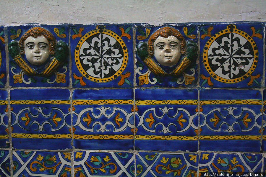 Внутри доминиканского собора, плитка талавера Пуэбла, Мексика