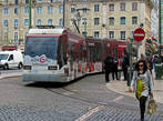 Заметьте, в Лиссабоне ходят и современные трамваи, но вряд-ли эти смогли бы стать символами города