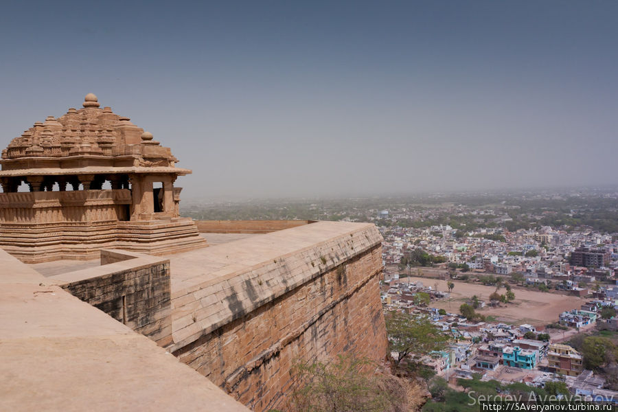 Комплекс храмов Сас Баху Ка Мандир и панорама города Гвалиор, Индия