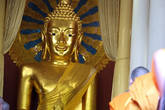 Будда Пхра Сингх. Если внимательно приглядеться, можно увидеть, что голова статуи была к ней приделана. Сейчас на ее месте стоит копия — подлинную голову украли в 1920-х годах